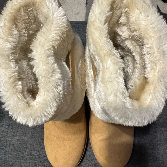 Guess Cream and Tan Fur Boots - Picture 3 of 7